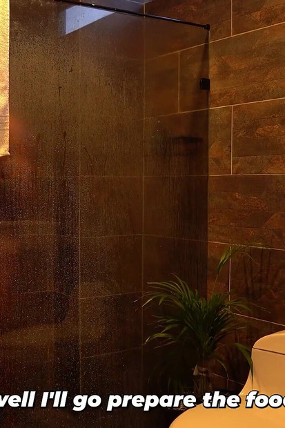 Saya meniduri rakan suami saya di belakangnya!