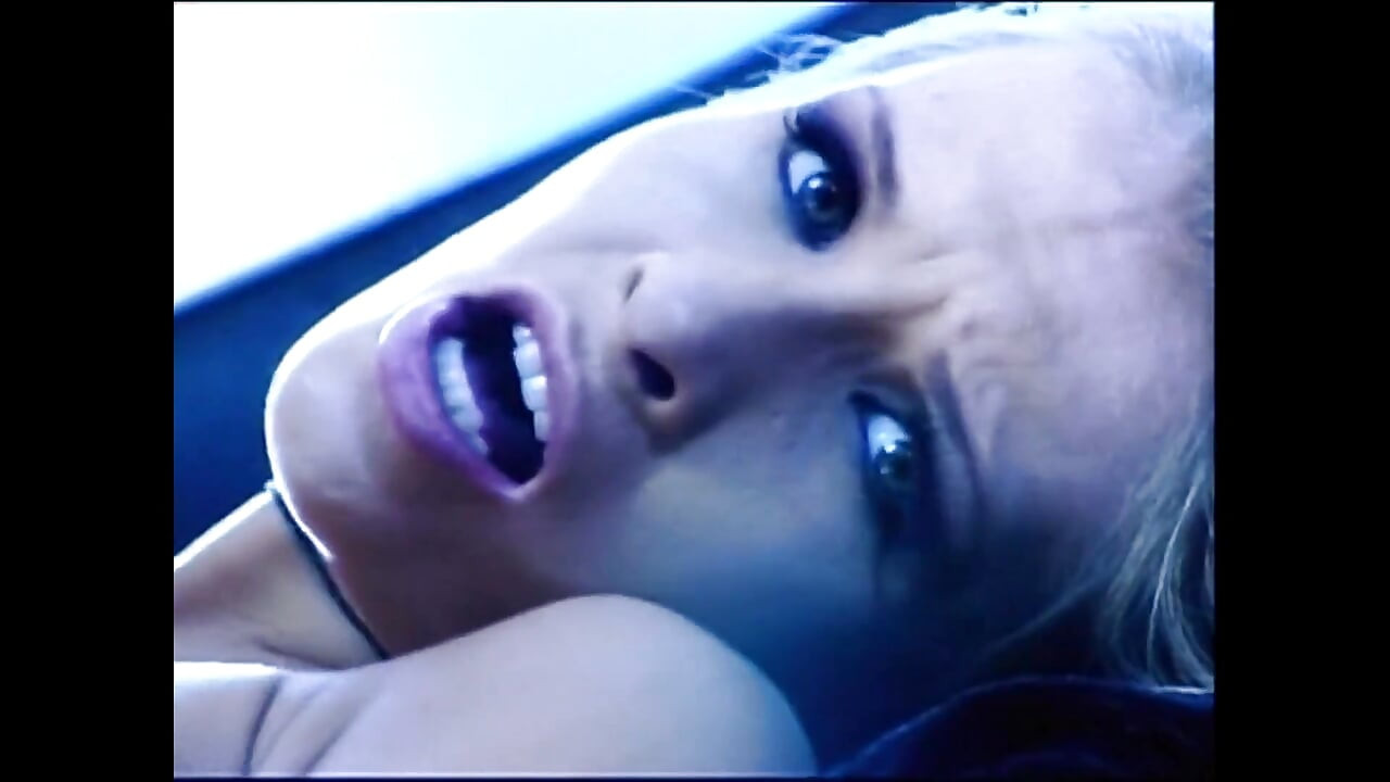 Si sundal tamak menghisap batang berdenyut besar