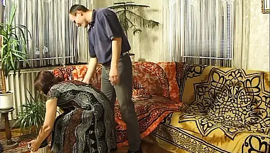 Azgın olgun esmer orgazm olmak için kıllı amcığı parmaklıyor