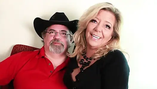 Seksi büyük memeli sarışın genç yarağı ağzında seviyor