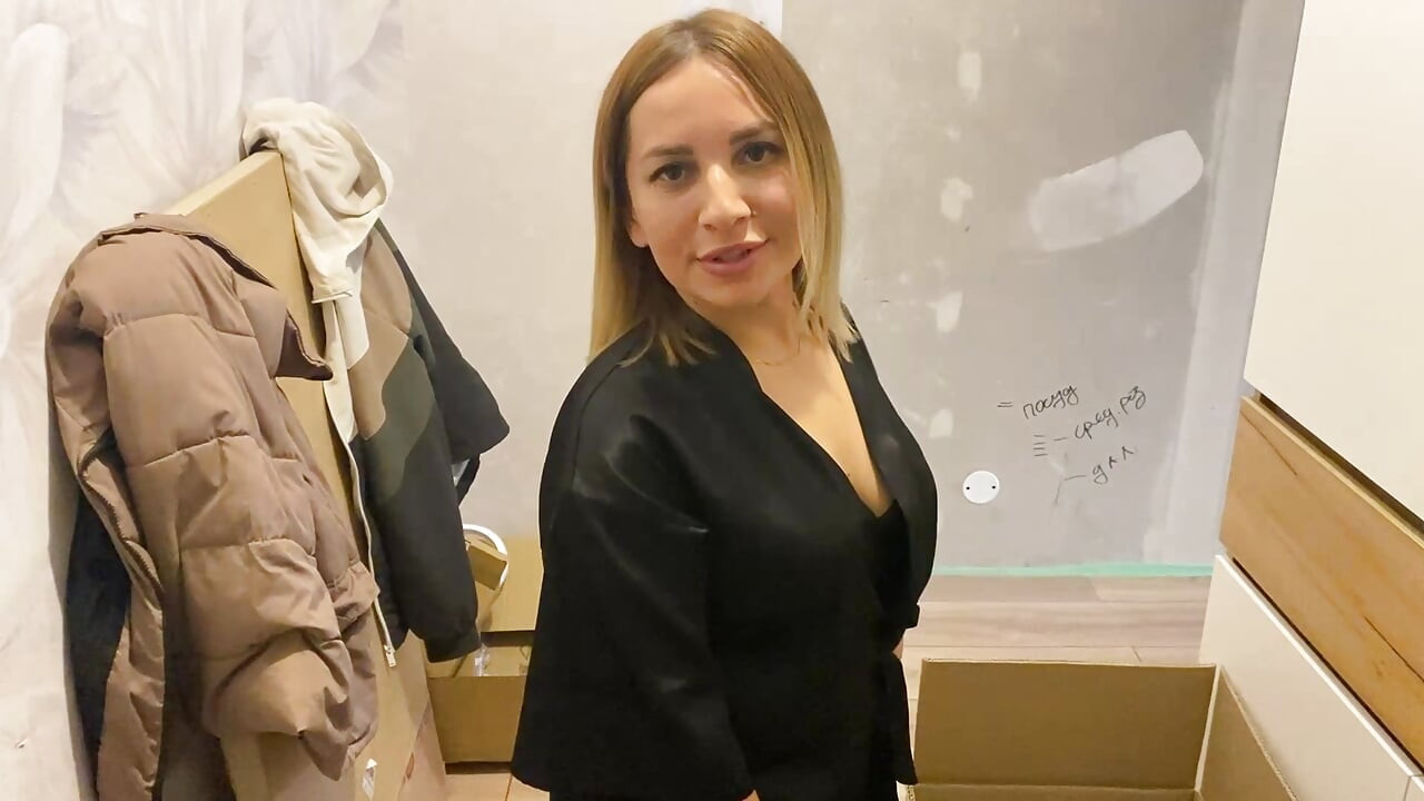 בחורה שלא קיימה יחסי מין הרבה זמן מקבלת את התחת שלה מתוח ומשפריצה