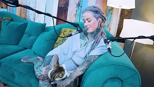 Я говорю о E - Эмпатия - подкаст ASMR, Sfw говорит готессу, худенькая девушка дредки татуированная модель, татуированная девушка