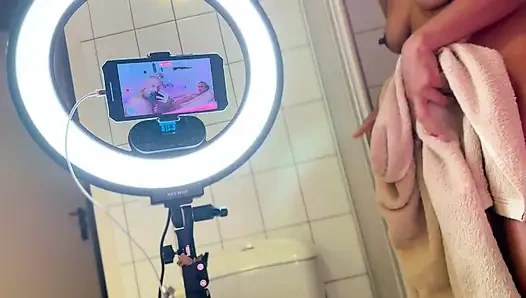 Sarışın orta yaşlı seksi kadın, ateşli latin ve yaşlı adamla üçlü yumruk sokma