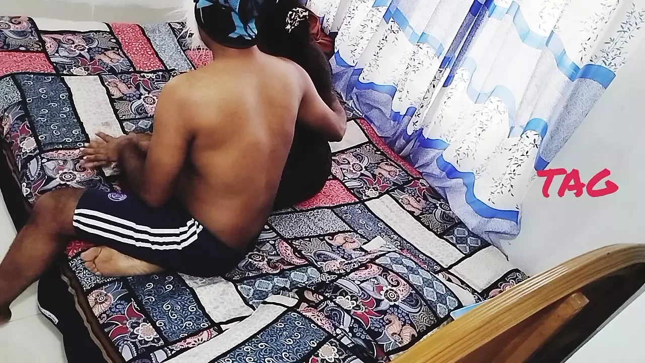 La fidanzata sexy del bangladesh con grandi tette e culo grosso seduce il suo ragazzo quando vuole. rompere.