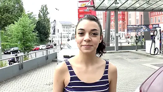 Sevimli esmer genç kız küçük amından sert sikiliyor