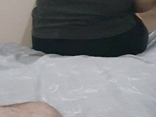 Stiefmutter schleicht sich in Stiefsohnzimmer für Fick und Sperma auf Titten