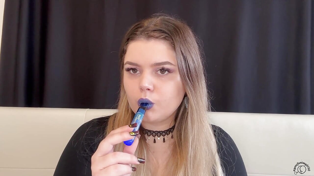 Поклоняйтеся моєму диму: товстушка богиня пухкає Cig & Vape