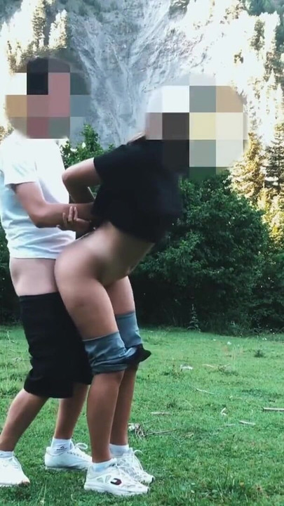 Zapanjujući trenutak iz filma "Studentica s velikom guzicom jebana u šumi stojeći u psećem stilu"