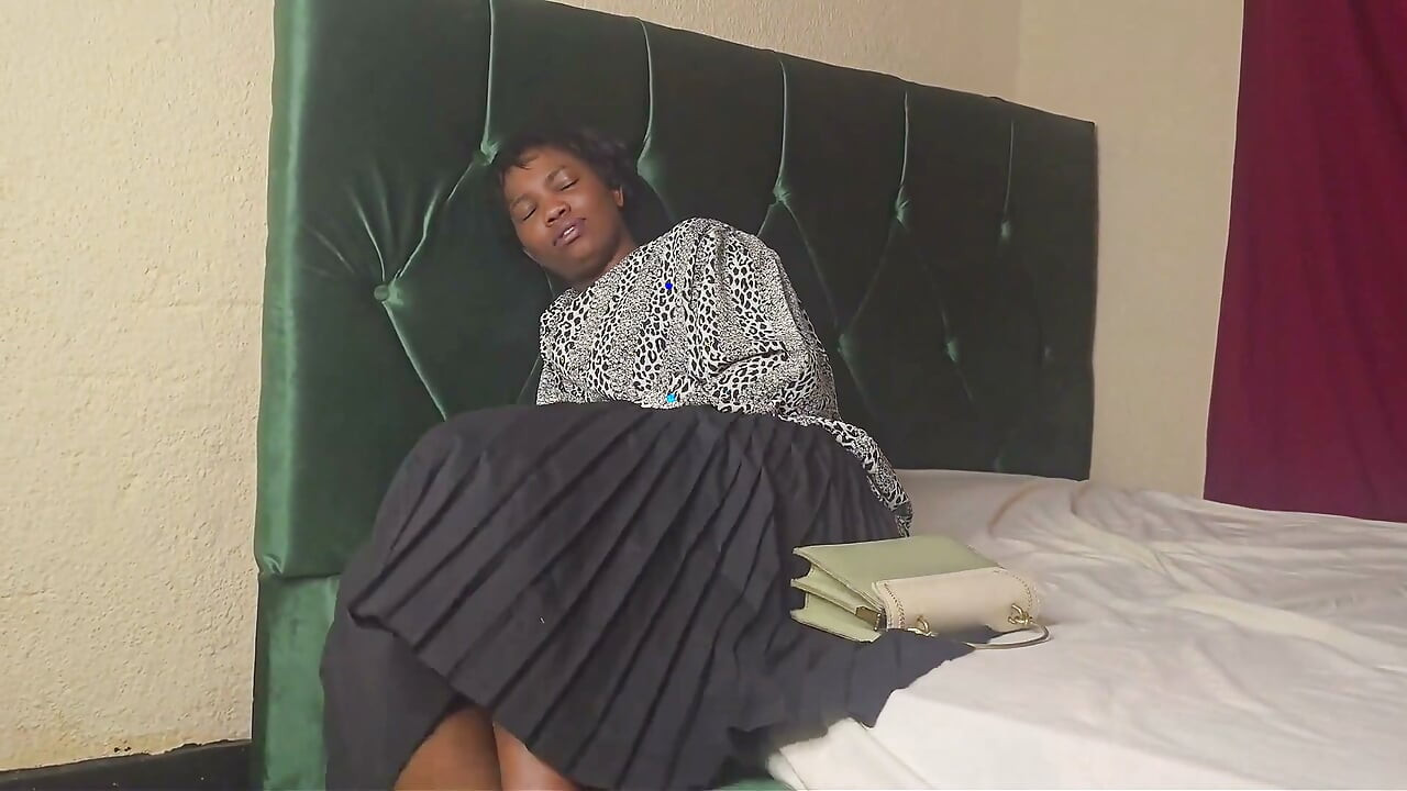 Deliciosa buceta da mãe solteira ela tem buceta de pequeno tamanho