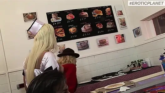 Büyük memeli sarışın - sert üçlü seks