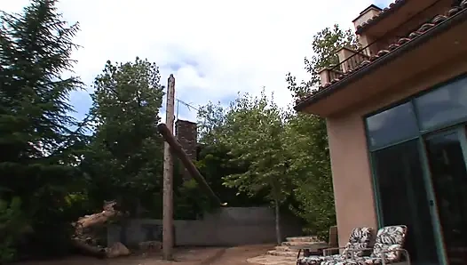 Istri nakal dengan lingerie seksi ini bikin suaminya dientot sama pria lain sambil ditonton suaminya