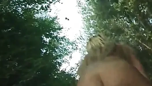 Cewek nakal rambut pirang ini lagi asik muasin memeknya sendirian di hutan