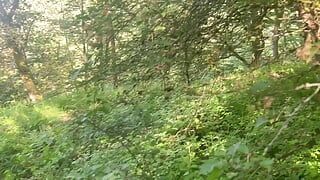 Me follé a una joven alemana haciendo deporte en el bosque. La gente casi nos pilla.