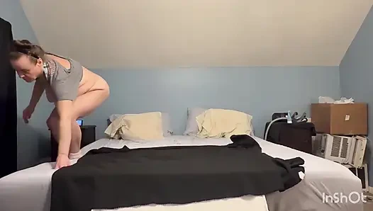 Üvey annem her iki deliğiyle de beni çalıştırıyor ve götüne sert boşalmamı sağlıyor!!