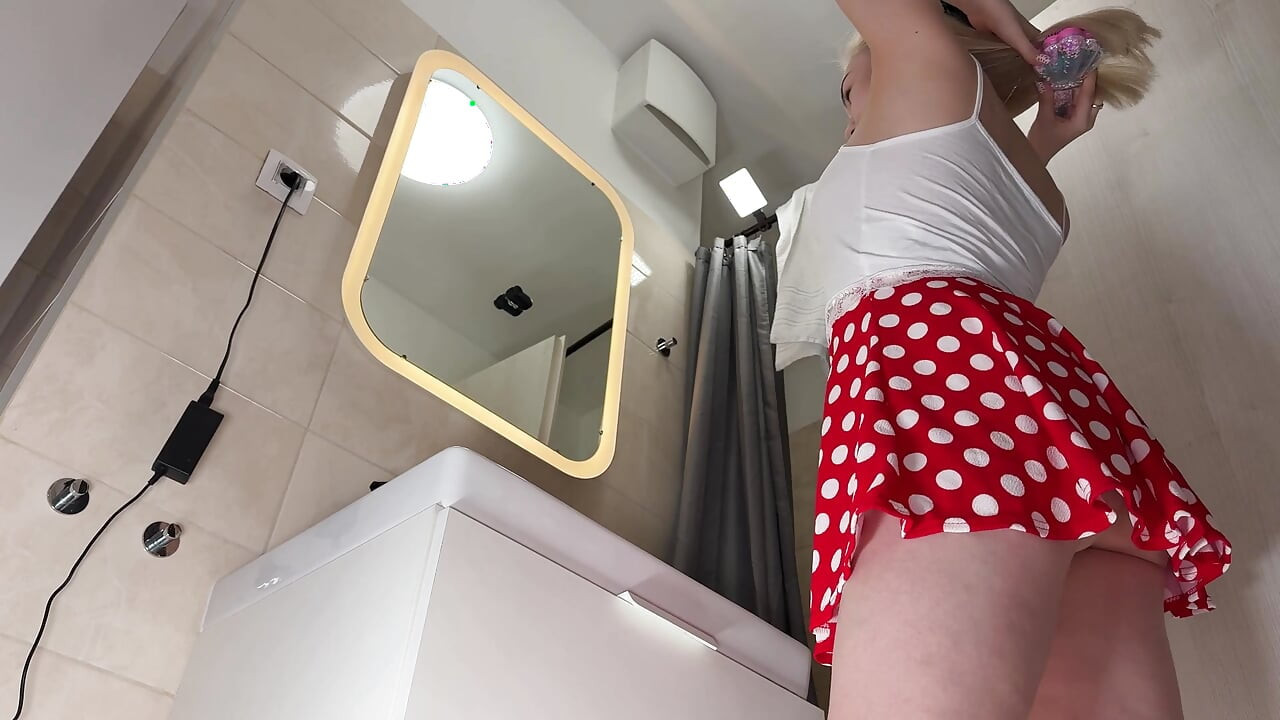 Ihanan kaunis söpö ja mukava opiskelijatyttö polkadot-minihameessa näyttää pitsialushousunsa ja perseensä