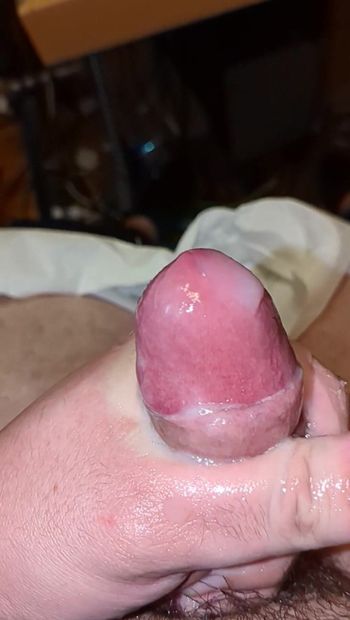 Une petite bite explose avec du sperme pendant une séance de masturbation rapide