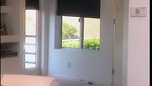 Olgun sarışın amcığını yalatıyor ve parmaklıyor