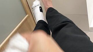 junge spritzt auf nike elite socken ab