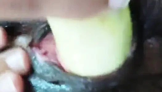 Возбужденная девушка дези мастурбирует дилдо