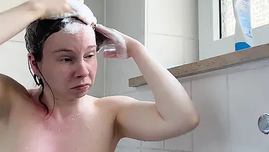 Dekat denganku di kamar mandi