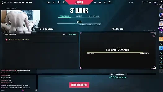 Он играет, я отдучиваю их