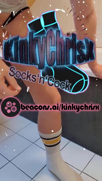 KinkyChrisX - Mijo e porra em meias #goldenshower #socks #cumshot