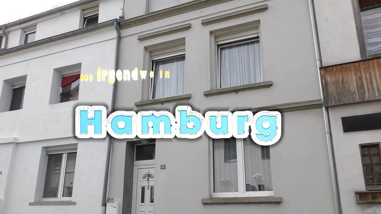 Tätowierte MILf wird im freien in ihre nass rasierte muschi gefickt