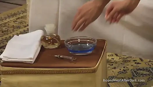 Çıplak lezbiyen madam yağlı masajın ve amcığı parmaklamanın tadını çıkarıyor