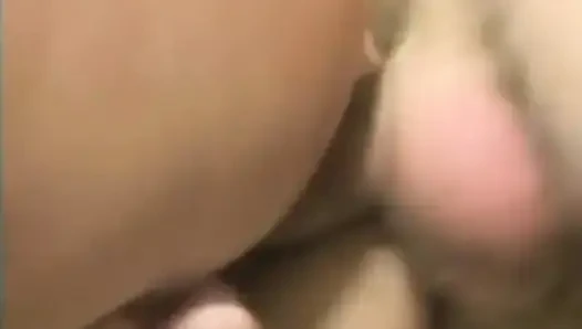 Ein klebriger creampie für anna mit dicken möpsen