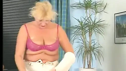 Горячая бабуля-блондинка в чулках и мастурбирует киску дилдо