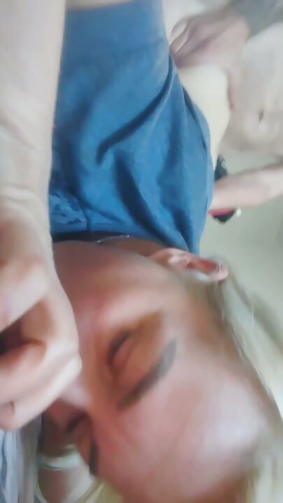Madre caliente teniendo sexo duro con su novio en perrito y vaquera, orgasmos intensos