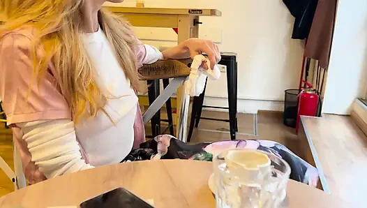 Extrem sexy weiße hauchdünne bluse, die meine großen, hart gepiercten brustwarzen in einem café zeigt