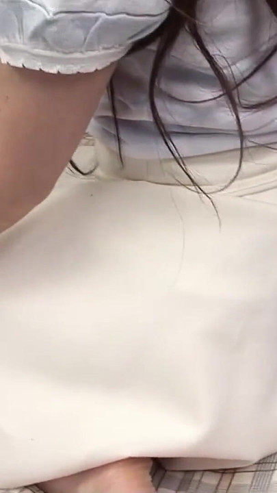 Ohromující okamžik z "Vícenásobné creampie ve skupinovém sexu pro hubenou japonskou holku se zavázanýma očima na necenzurované plném AV castingu v Japonsku"