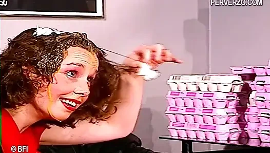 Dua teman menutupi diri mereka dengan telur