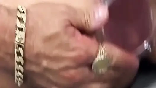 Sarışın orta yaşlı seksi kadın deliklerini genişlettiriyor ve dolduruyor