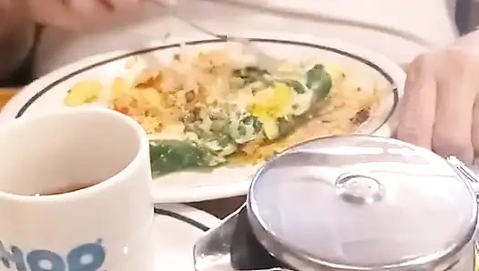 Ibu tiri dan aku sarapan