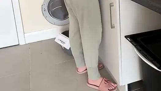 Dishes Vs. Full Bladder… I Lost Control and Piss in Pants