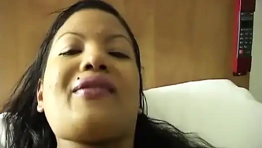 Geisha, ein schönes asiatisches Mestizo, chillen im Hotel nach ihrem Tag des Filmens