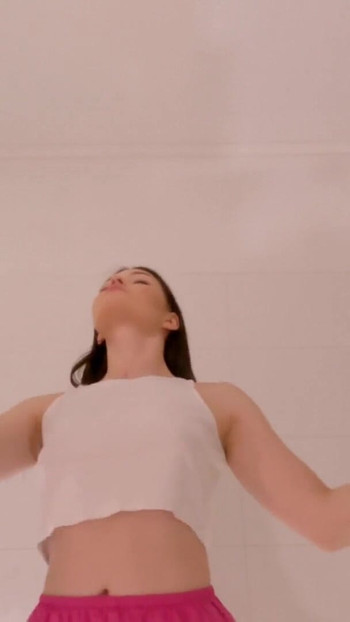 Mesti tengok detik dari "Awek kolej yang luar biasa cantik bersiap sedia untuk bermalam dengan skirt mini yang pendek untuk mengelipkan seluar dalam putihnya"