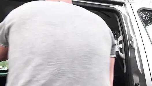 Tante seksi rambut pirang nyepong kontol ngaceng di dalam mobil