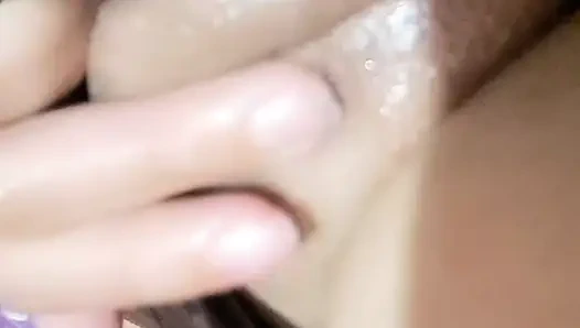 Xxx Hintli: Üvey kızımı sevdiğimde onun vajinasının ne kadar sevimli olduğunu görüyorum.