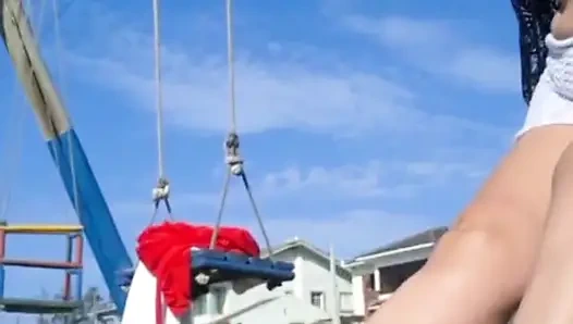 Мачеха, раскачивающаяся на пляже в прозрачном бикини — она слишком многое показывала?