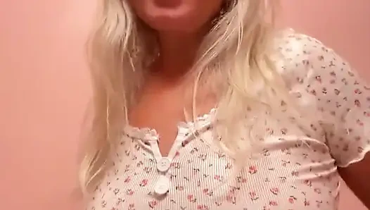 Aku menemukan tarian kecil ini di video kamar mandi