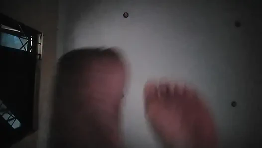 Nettes hottie 18+ segnt dich mit ihren dreckigen füßen, um im Austausch für all deine Guthaben sauber zu lecken.