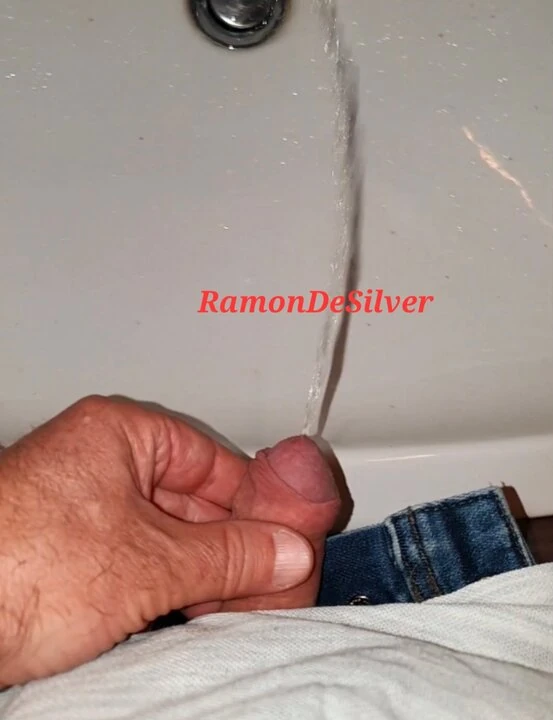 Master ramon在水槽里撒尿，很热