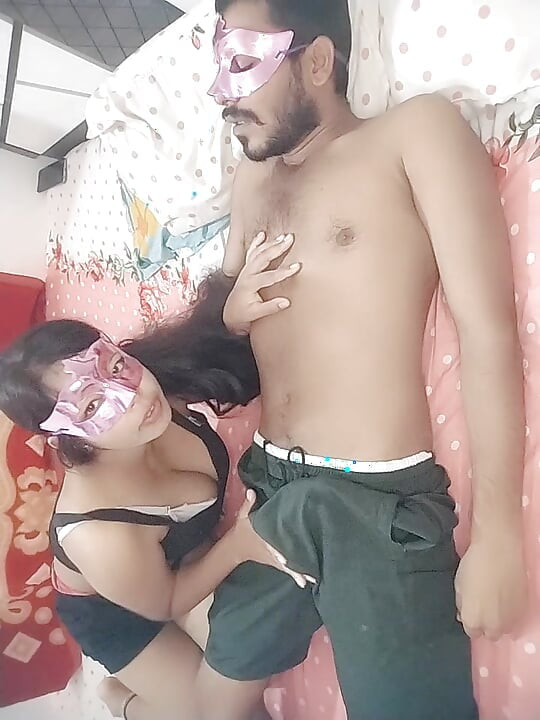 Lần đầu tiên, anh kế của cô ấy để cô ấy trên giường trong phòng của cô ấy.
