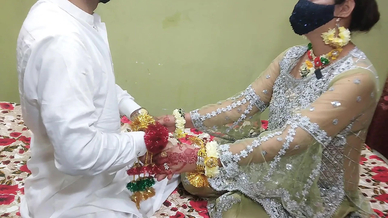 Indian Desi Girl Fucked Hard Before Her Wedding💦 Beautiful Hot Girl ko Mehndi Wali Raat He Chod Diya