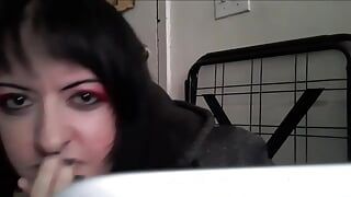 Goth camgirl vor der webcam SFW