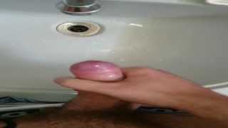 Batendo punheta no banheiro do trabalho novo
