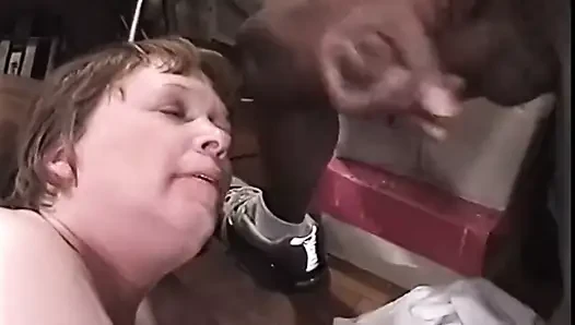 Olgun orta yaşlı seksi kadın yüze boşalmadan önce büyük zenci yarağıyla sert sikişiyor